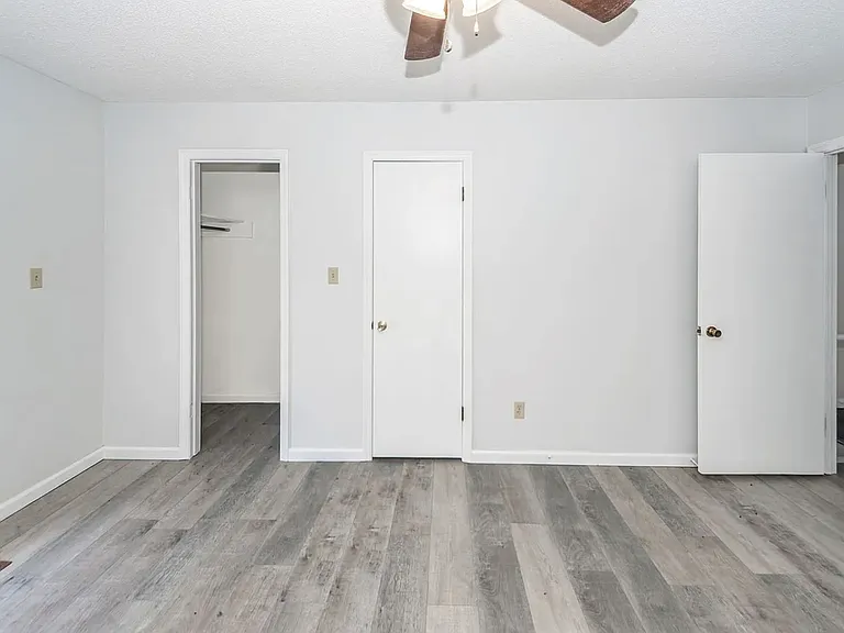 120 Colonial Ct — Photo 15