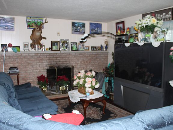 Living Room w/fireplace