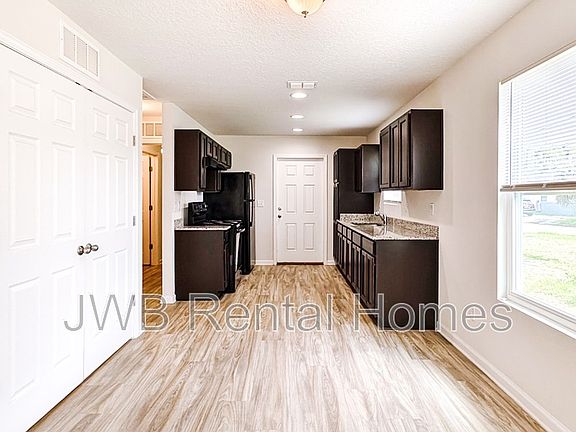 4th image of 1507 W 6th St