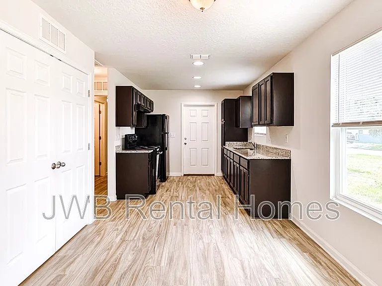 1507 W 6th St — Photo 4
