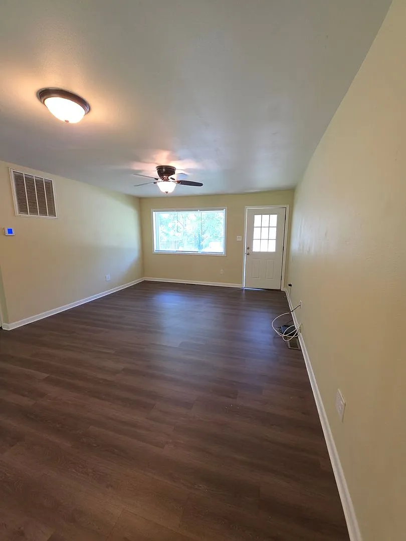 308 E Gum St — Photo 2