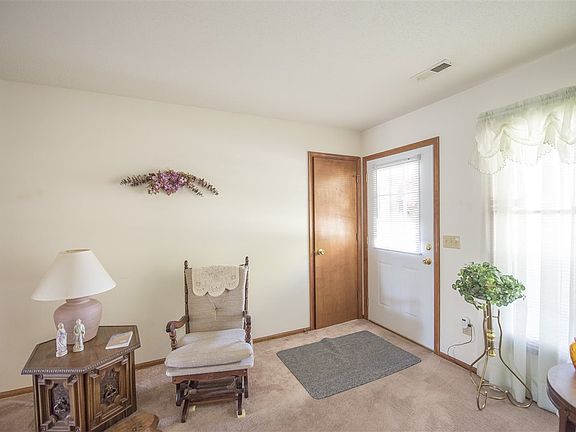 4th image of 3120 E Meadowood Ln