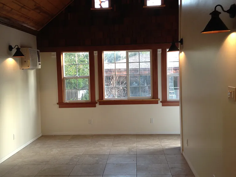 708 Earlham St — Photo 4