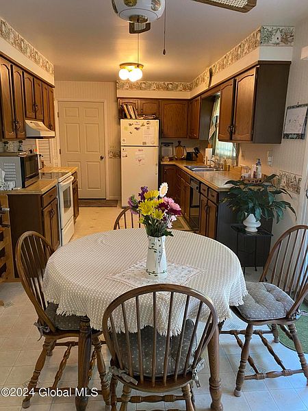 3rd image of 25 Sweetbriar Lane