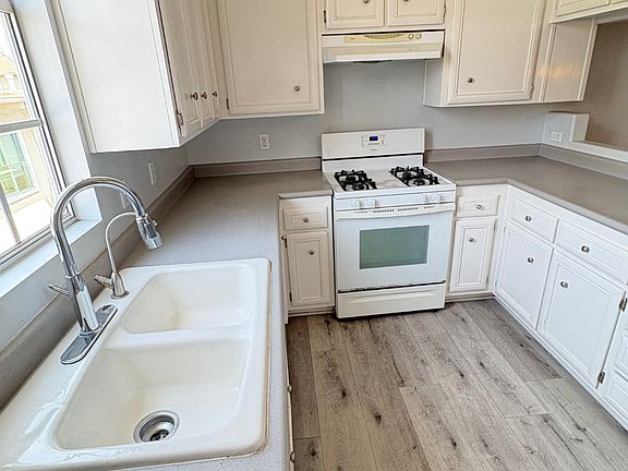 2nd image of 26135 Victoria Blvd APT A