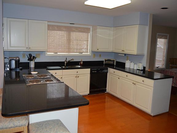 4th image of 10 Lagoon Manor Dr