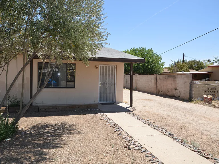 1150 N Santa Rosa Ave — Photo 2