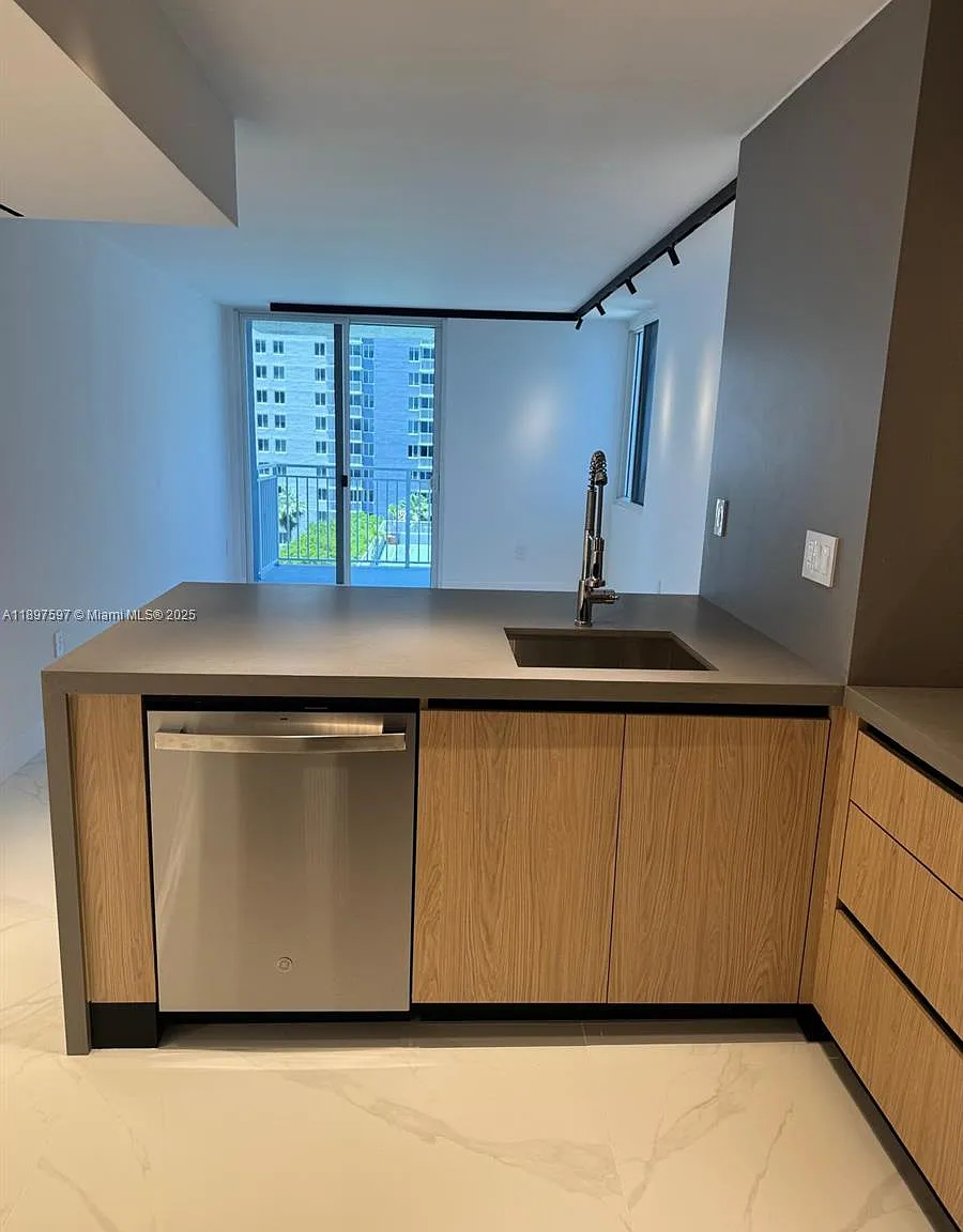 Madison Downtown Condo — Photo 3