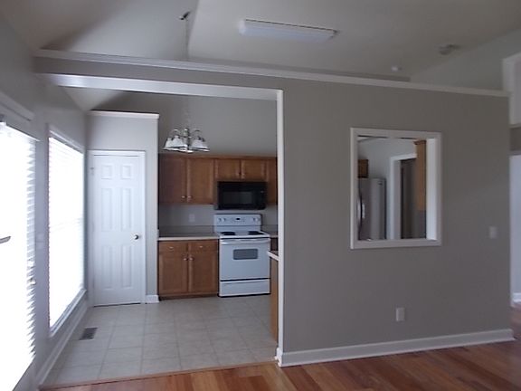 4th image of 2229 Dewey Dr