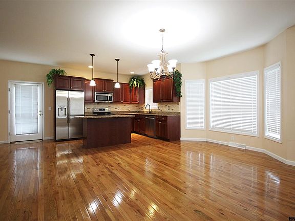 5th image of 4 Kaleen Dr