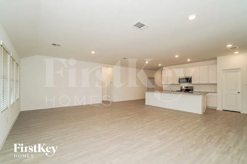 4 bed, 3.0 bath, 2359 sqft, $2,260 — Photo 3