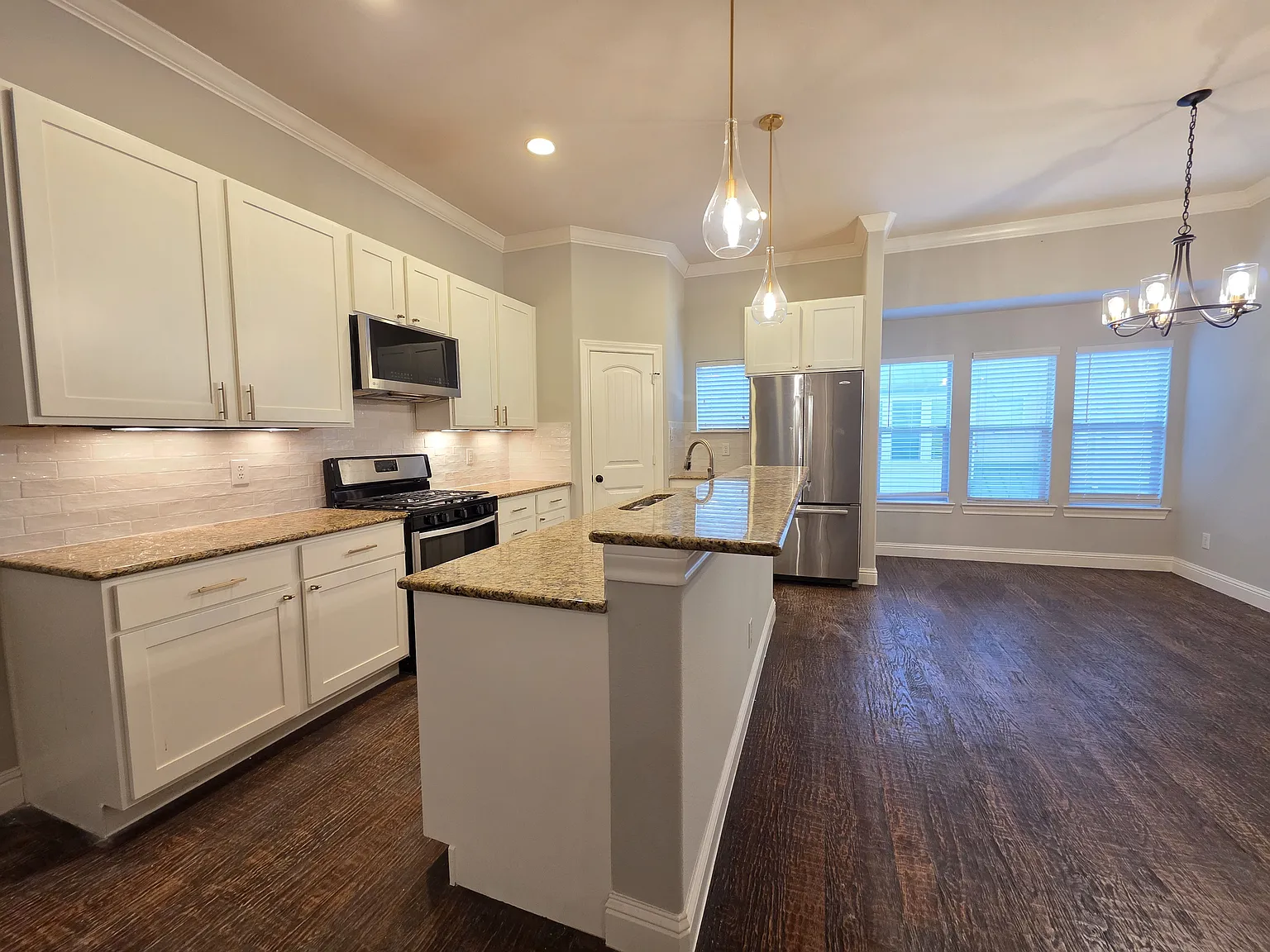 2 bed, 2.5 bath, 1498 sqft, $3,400 — Photo 2