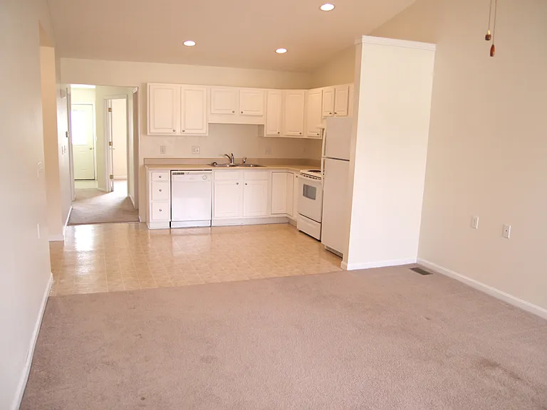 104 Brookside Dr — Photo 4
