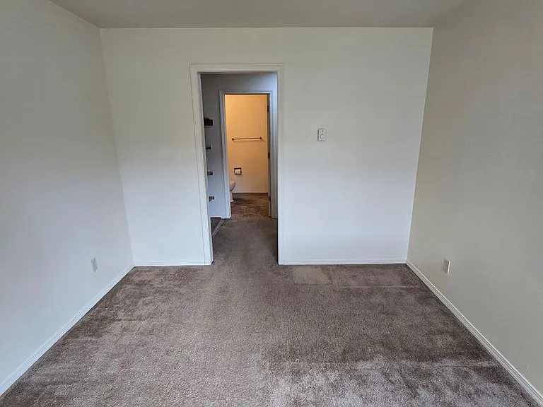 915 SW Adams Ave — Photo 9