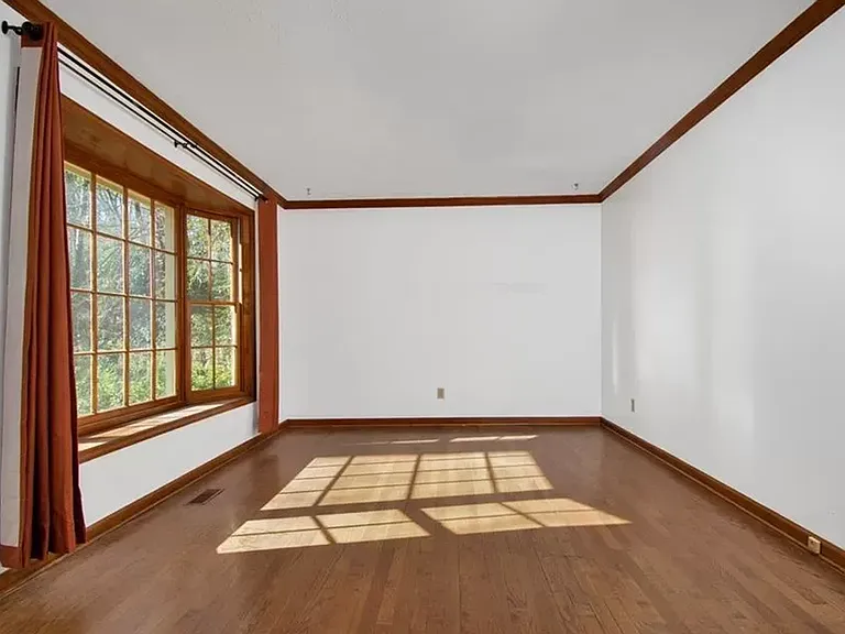 225 Woodglen Dr — Photo 3