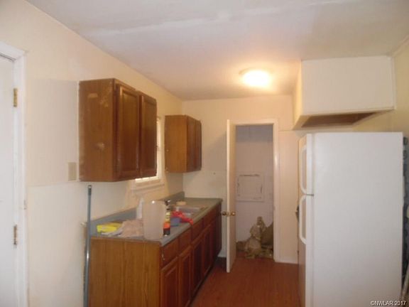 5th image of 2630 Hillcrest St