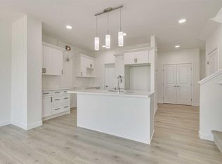 17 W Andalusian Rd, Cochrane, AB T4C 3B7