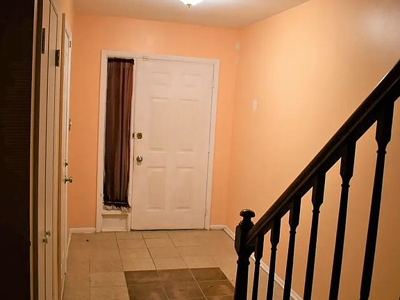 3rd image of 20 Martine Ct