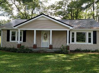 810 Days Rd, Lafayette, TN 37083