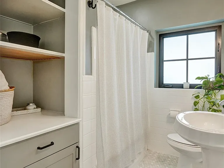 807 SW 18th St — Photo 37
