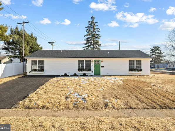 48 Graystone Ln, Levittown, PA 19055