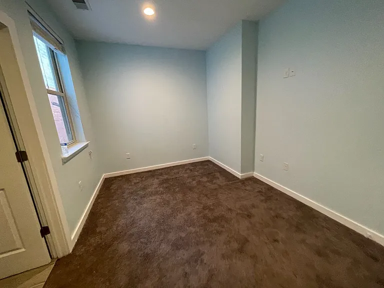 1411 W Thompson St — Photo 29