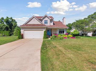 593 Hampton Ct, Wixom, MI 48393