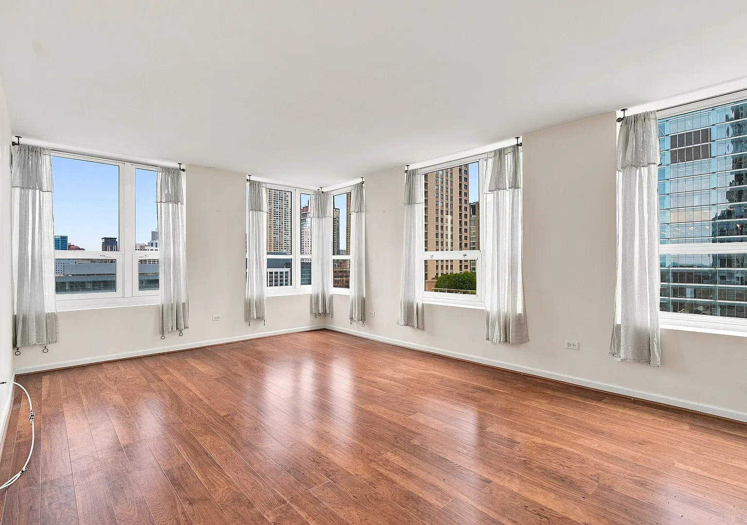 345 N La Salle Dr — Photo 2