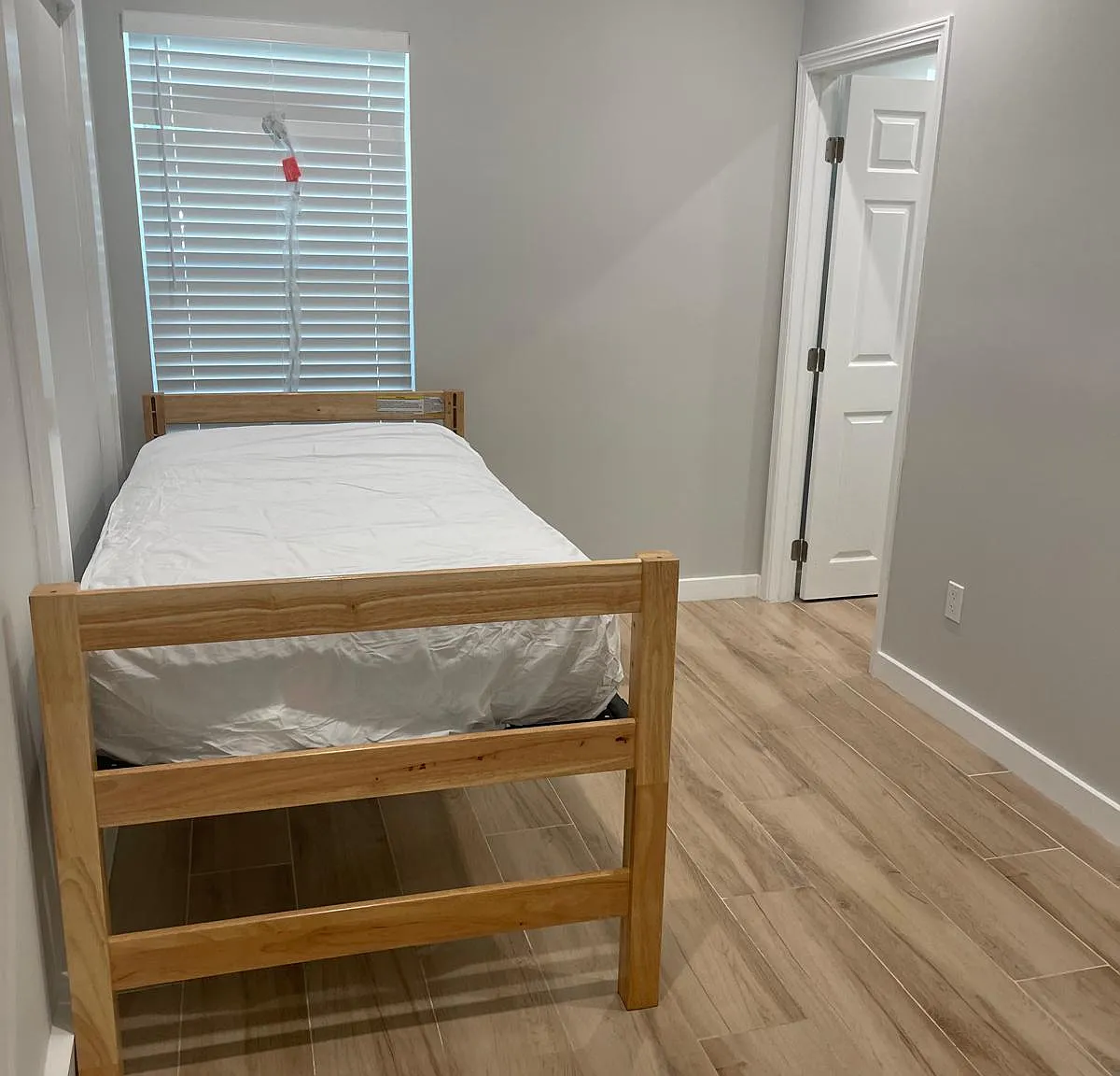 11 bed, 2200 sqft, $850 — Photo 3
