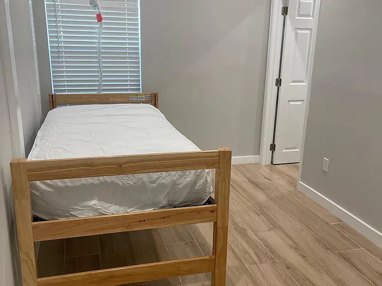 1020 W 39th Pl — Photo 3