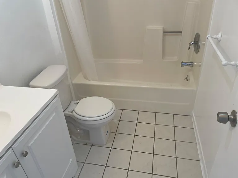 333 W Lexington Dr — Photo 11