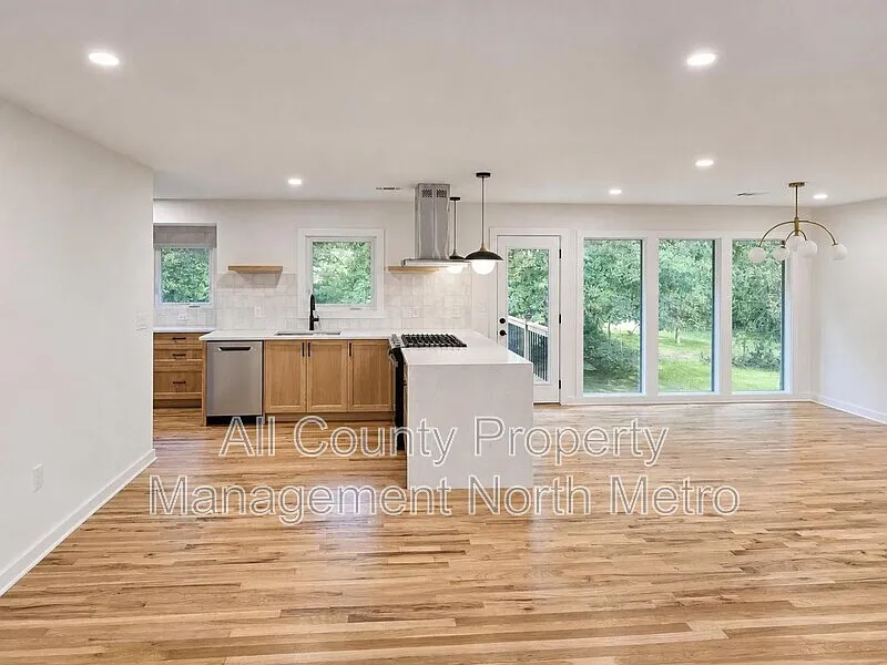 3 bed, 2.0 bath, 1553 sqft, $2,895 — Photo 4