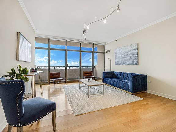 5th image of 1335 S Prairie Ave Unit 1803