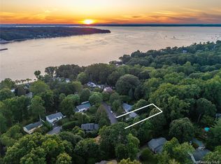 21 Woodridge Lane, Sea Cliff, NY 11579