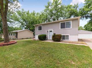 200 Lenora Dr NW, Cedar Rapids, IA 52405