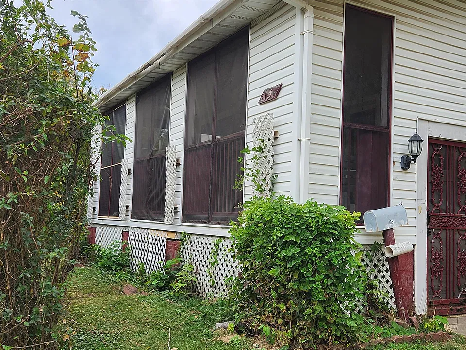 1051 W Calhoun St