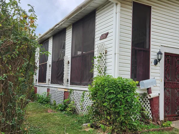 1051 W Calhoun St, Springfield, MO 65802