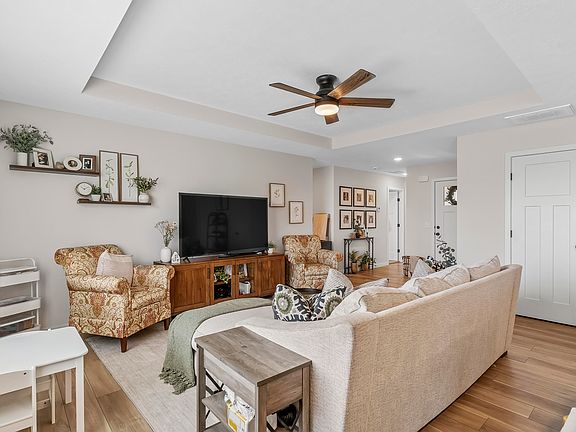 5th image of 578 W Oak Lawn Street