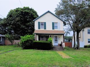 27 Vernon St, Patchogue, NY 11772