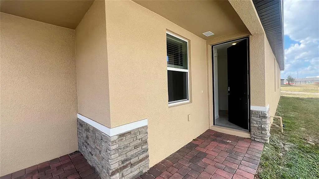 4 bed, 2.0 bath, 1610 sqft, $1,970 — Photo 3