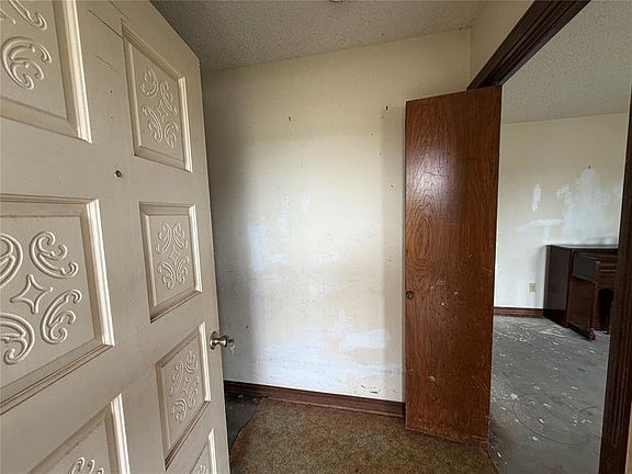 3rd image of 1419 Meadowbrook Ln
