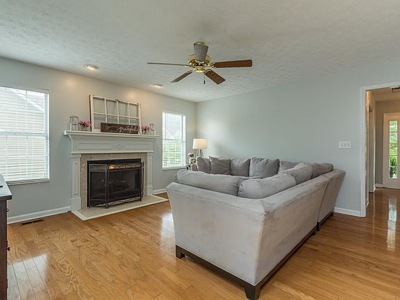 3rd image of 806 Meadowfield Dr