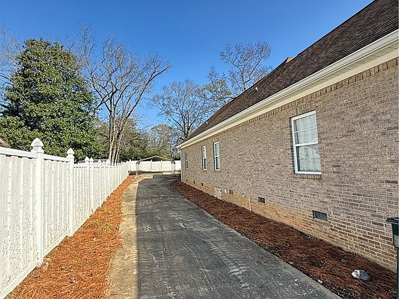 5th image of 903 S 4th St