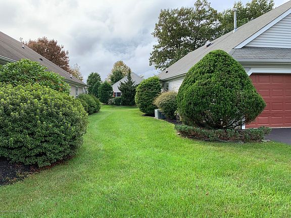 4th image of 18 Valley Stream Ln