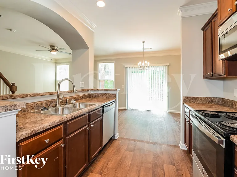 975 Treymont Way — Photo 8