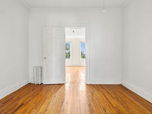 4th image of 371 Hoyt St #3