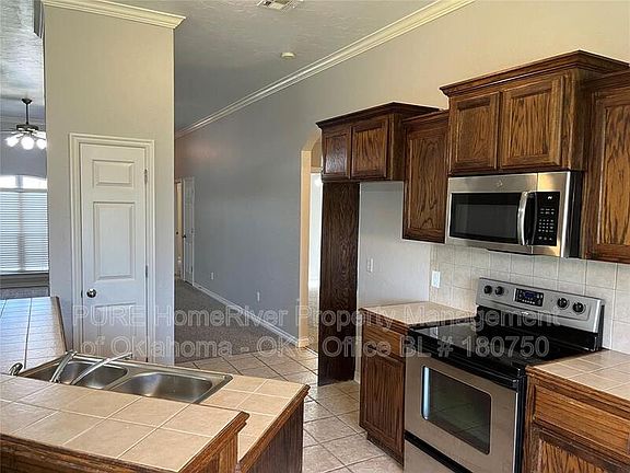 4th image of 11628 SW 11th St