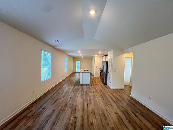 3rd image of 301 Willoughby Rd