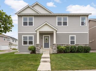 2744 Clover Ridge Dr, Chaska, MN 55318