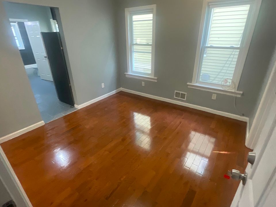 1st image of 10 Boylan St Floor 1